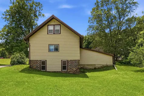 910 SW Carter Elkader IA 52043