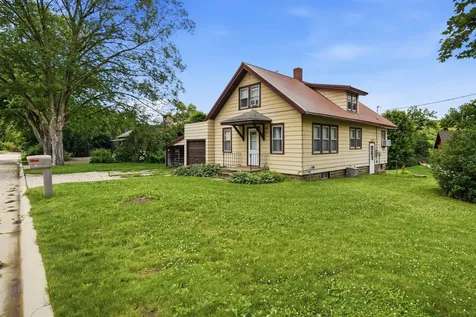 910 SW Carter Elkader IA 52043