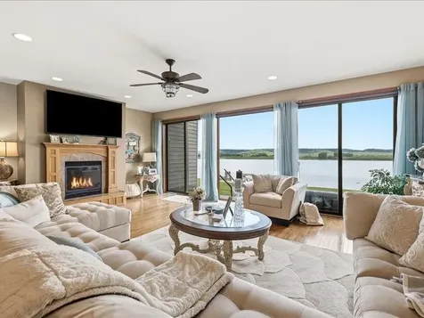 2205 N Riverview Bellevue IA 52031