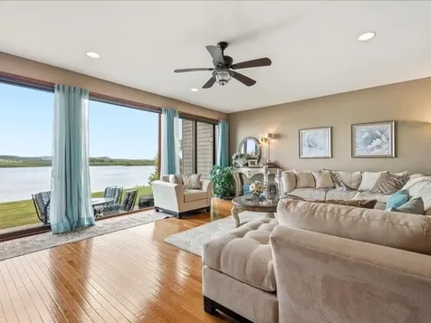2205 N Riverview Bellevue IA 52031