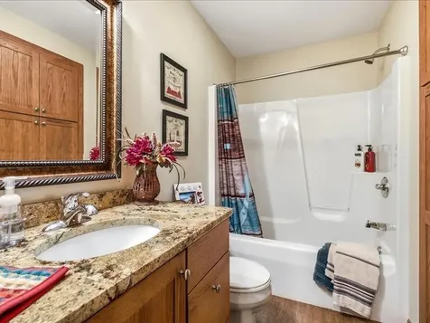 2205 N Riverview Bellevue IA 52031