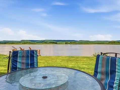 2205 N Riverview Bellevue IA 52031
