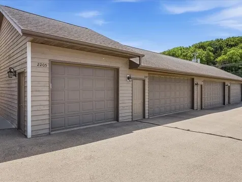 2205 N Riverview Bellevue IA 52031