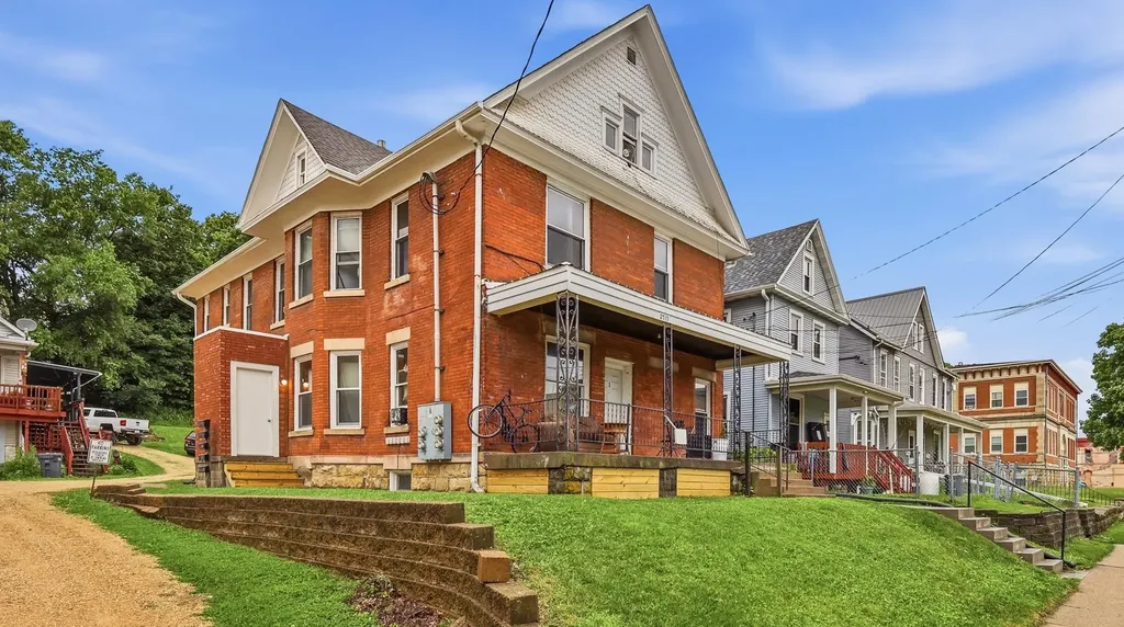 2515 Central Dubuque IA 52001