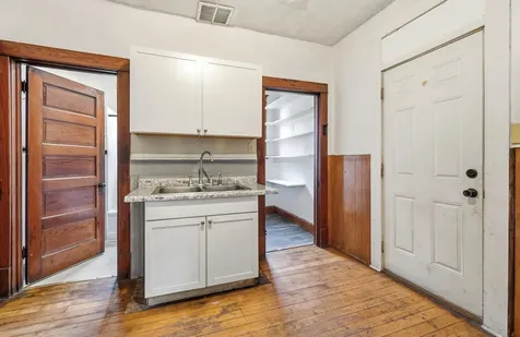 2515 Central Dubuque IA 52001
