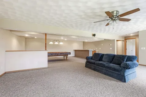 6109 Willow Brook Dubuque IA 52002