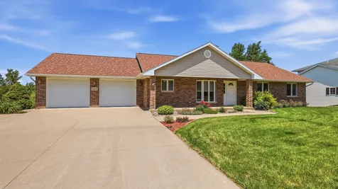 6109 Willow Brook Dubuque IA 52002
