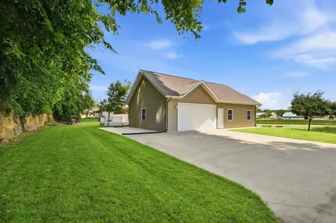 226 N Bluff Street Guttenberg IA 52052
