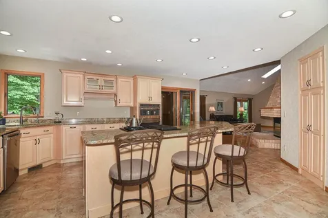 16644 Forest Gate Dubuque IA 52001