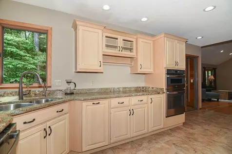 16644 Forest Gate Dubuque IA 52001