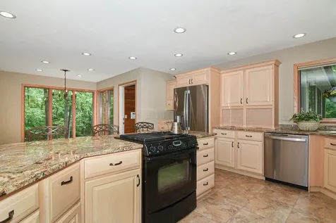 16644 Forest Gate Dubuque IA 52001