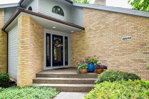 16644 Forest Gate Dubuque IA 52001