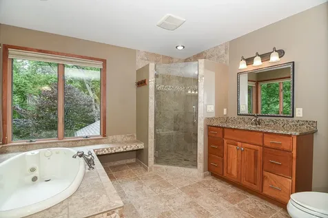 16644 Forest Gate Dubuque IA 52001