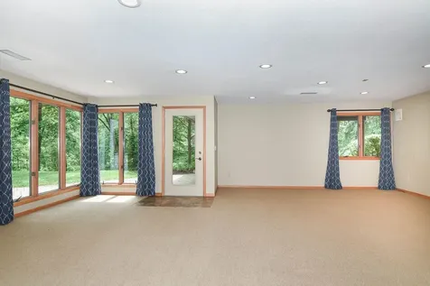 16644 Forest Gate Dubuque IA 52001