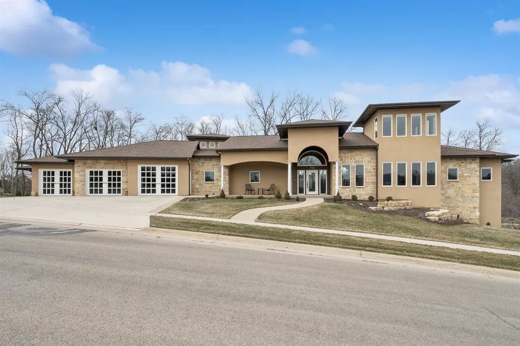 1735 Creek Wood Dubuque IA 52003