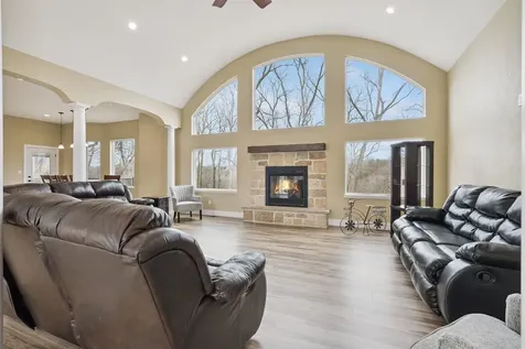 1735 Creek Wood Dubuque IA 52003