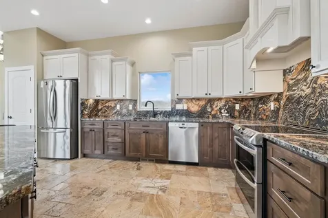 1735 Creek Wood Dubuque IA 52003