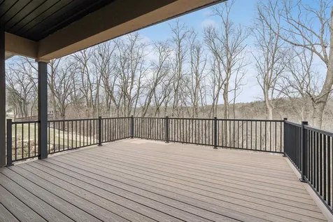 1735 Creek Wood Dubuque IA 52003