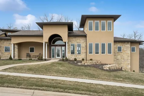 1735 Creek Wood Dubuque IA 52003