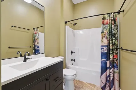 1735 Creek Wood Dubuque IA 52003