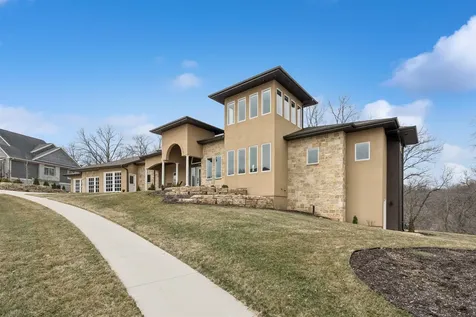 1735 Creek Wood Dubuque IA 52003