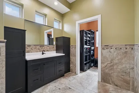 1735 Creek Wood Dubuque IA 52003