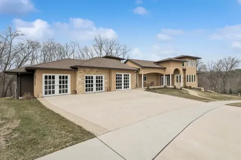 1735 Creek Wood Dubuque IA 52003