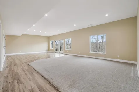 1735 Creek Wood Dubuque IA 52003