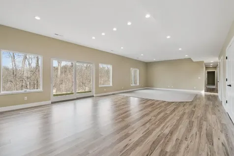 1735 Creek Wood Dubuque IA 52003