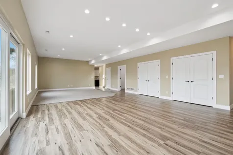 1735 Creek Wood Dubuque IA 52003