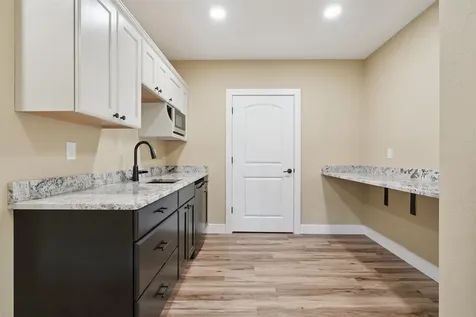 1735 Creek Wood Dubuque IA 52003