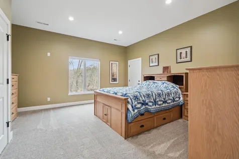 1735 Creek Wood Dubuque IA 52003