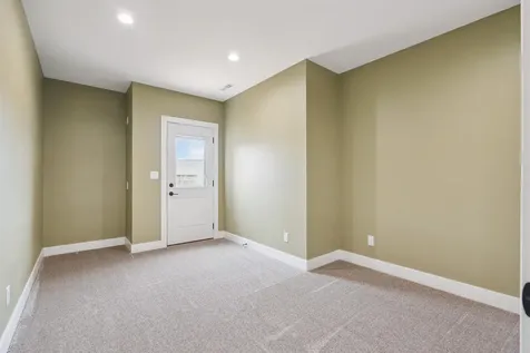 1735 Creek Wood Dubuque IA 52003