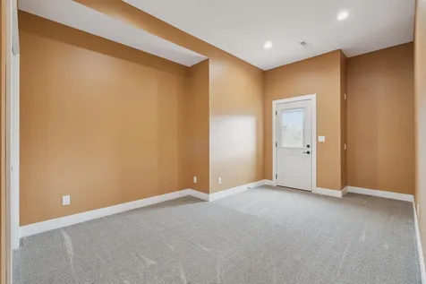 1735 Creek Wood Dubuque IA 52003