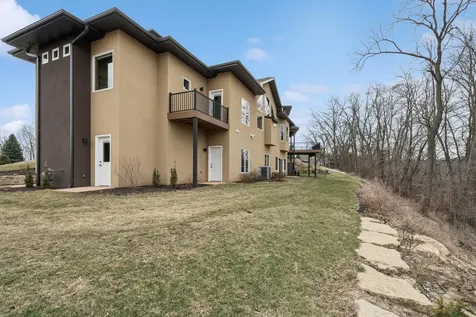1735 Creek Wood Dubuque IA 52003