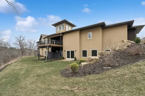 1735 Creek Wood Dubuque IA 52003