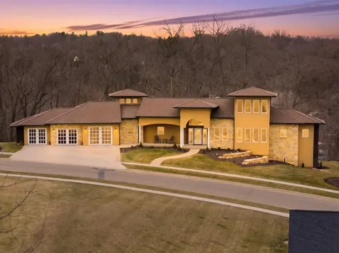 1735 Creek Wood Dubuque IA 52003