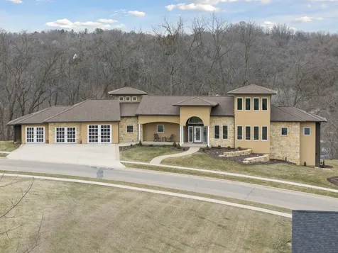 1735 Creek Wood Dubuque IA 52003