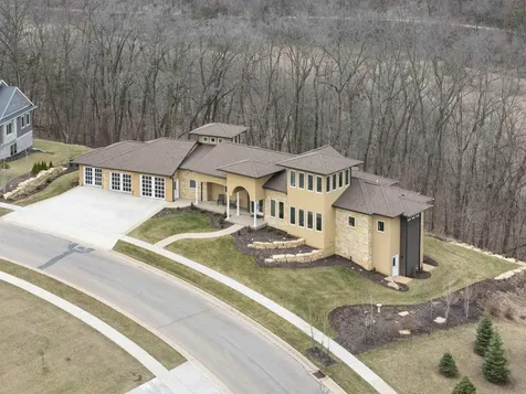1735 Creek Wood Dubuque IA 52003