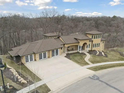 1735 Creek Wood Dubuque IA 52003