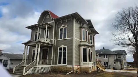 890 W 3rd Dubuque IA 52001