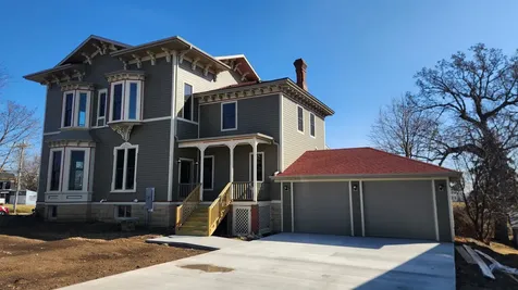 890 W 3rd Dubuque IA 52001