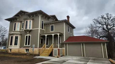 890 W 3rd Dubuque IA 52001