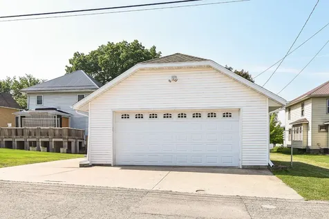 616 5th Avenue SE Dyersville IA 52040