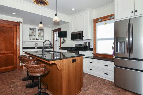 616 5th Avenue SE Dyersville IA 52040