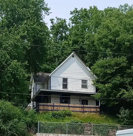 2214 Eagle Dubuque IA 52001