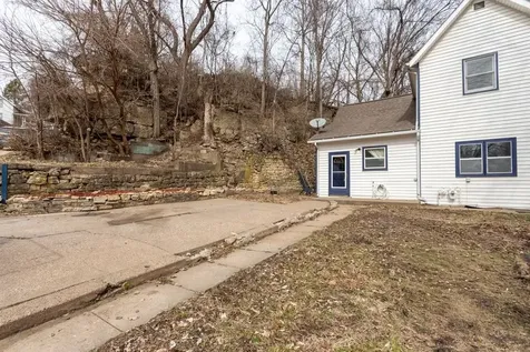 2214 Eagle Dubuque IA 52001