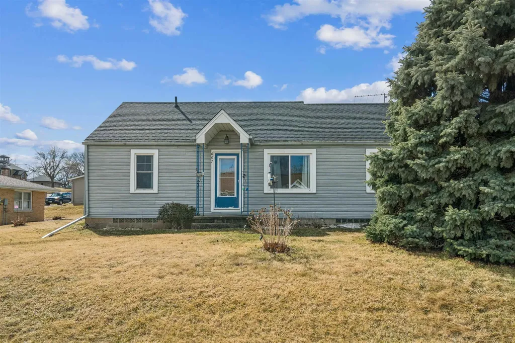 607 SW 5th Cascade IA 52033