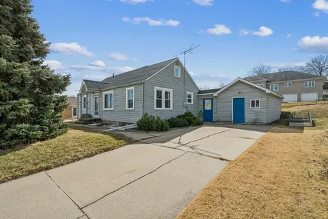 607 SW 5th Cascade IA 52033