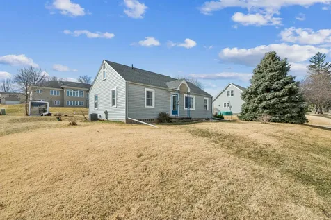 607 SW 5th Cascade IA 52033